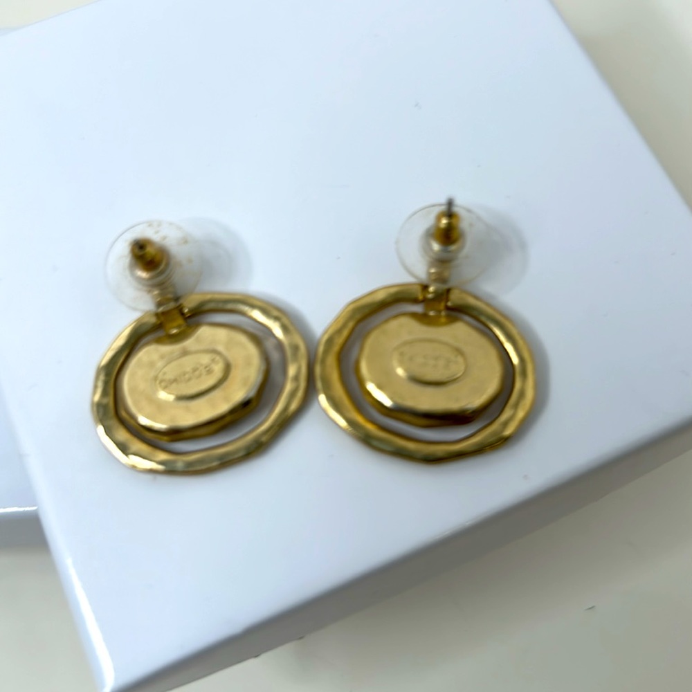 Chico’s hammered pearl earrings gold tone pierced - Picture 4 of 4